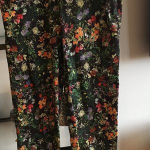 H & M  flower pants size 6 skinny fit